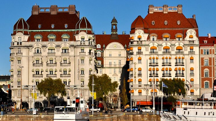 7A Strandvägen ligger 5 minuter från Östermalmstorg, i en av Stockholms bäst bevarade Jugendfastigheter.