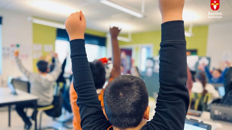 Elever på Svenshögskolan i Arlöv firar att Burlövs kommun vunnit utmärkelsen Guldtrappan. 