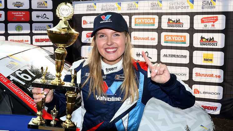 Klara Andersson efter SM-guldet i rallycrossens 2150-klass sommaren 2021. 