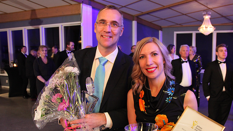 Vinnare av SunPines Hållbarhetspris 2019. Per Swärd, vd, och Malin Carlborg, kommunikationsansvarig, Smurfit Kappa, Piteå.