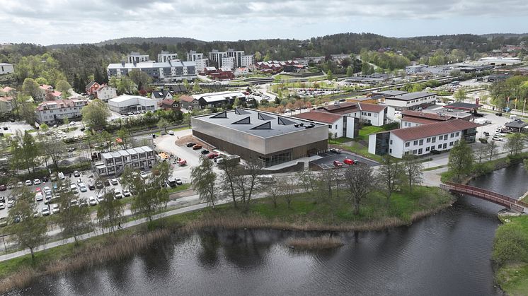 Östermalmshallen padel är ett hållbart projekt från start till mål och ett av Sveriges största återbruksprojekt där en unikt stor byggnad kunnat återanvändas för ett nytt syfte.