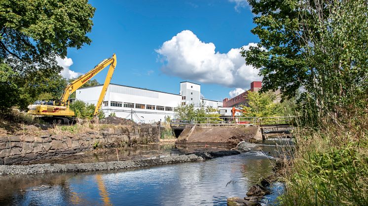 För att inte blanda de båda flödena har en temporär invallning byggts i form av grusvallar