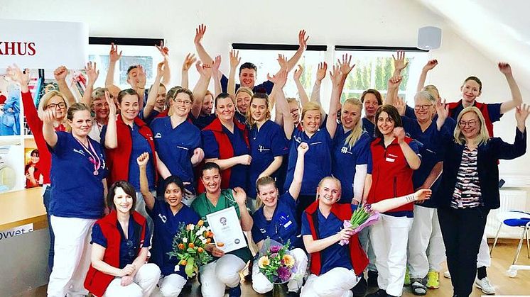 Personalen på Väsby Djursjukhus, finalister till Årets Djurklinik år 2017 och vinnare 2018.        För andra året i rad blev Väsby djursjukhus framröstade till final i tävlingen Årets djurklinik och nu står de som vinnare!  2017 var de ett av de topp