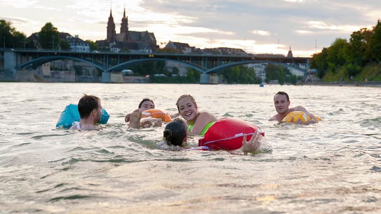 Rheinschwimmen in Basel Copyright Basel Tourismus / Andreas Zimmermann