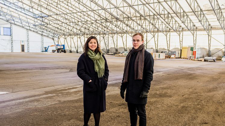 ÅPNER FOR MER OMBRUK: Bærekraftansvarlig Jennifer Lamson i Höegh Eiendom og daglig leder Emil Andresen Rygh i Sirkulær Ressurssentral ser frem til at Ombygg åpner dørene 14. mars. 