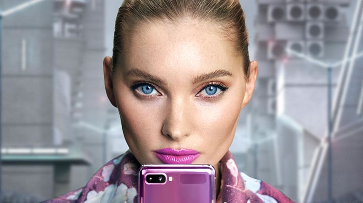 Flip it – Supermodellen Elsa Hosk frontar Samsungs nya vikbara telefon