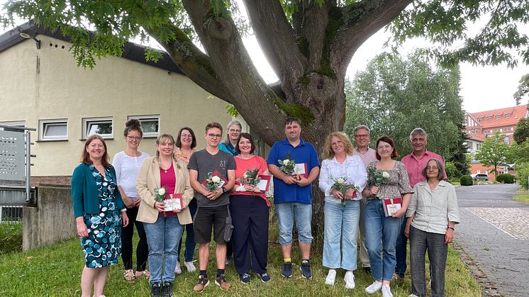 Die Namen aller Personen finden Sie bei den anhängenden Bilddateien. 