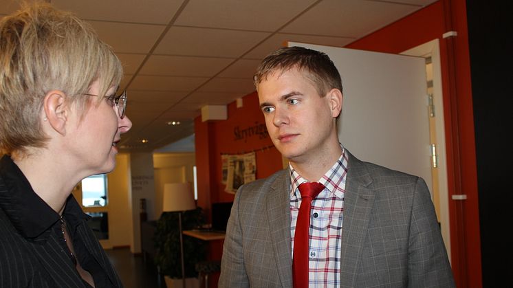 Miljöpartiets språkrör Gustav Fridolin i samtal med Caroline Lundström, inköps- och logistikchef på Polarbröd