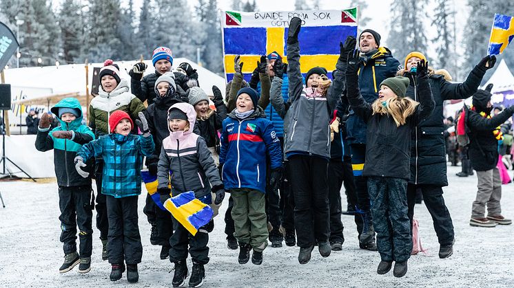 Barn och ledare från Svaide Roma SOK på plats i Östersund för att träna med Fredrik Lindström och se världscupen i skidskytte. Foto: Anette Andersson