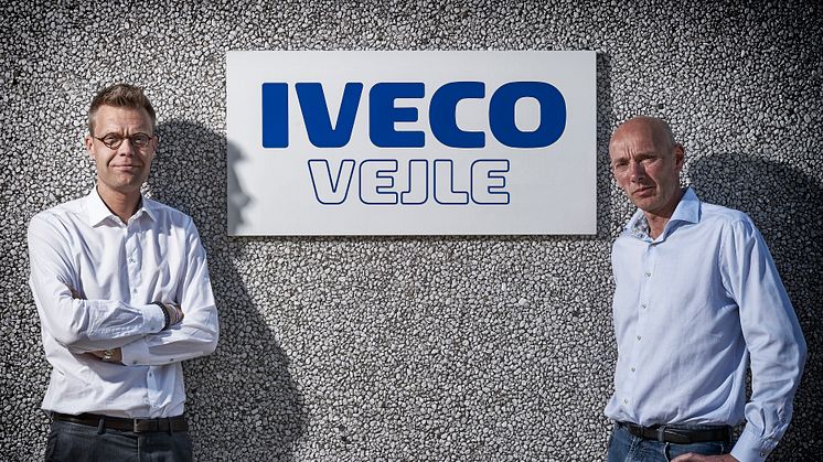 I.M. Jensen & Bache overtager 1/1-2017 Iveco i Vejle. Til venstre Lars Beck, administrerende direktør i Iveco North Europe & Baltics, og til højre Michael Bache, administrerende direktør i I.M. Jensen & Bache.