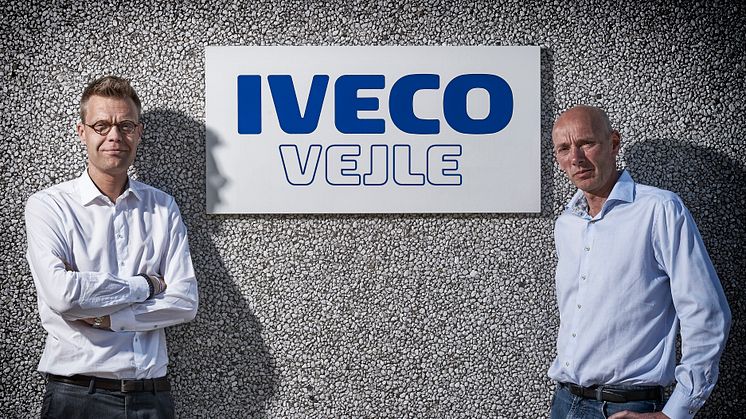 I.M. Jensen & Bache overtager 1/1-2017 Iveco i Vejle. Til venstre Lars Beck, administrerende direktør i Iveco North Europe & Baltics, og til højre Michael Bache, administrerende direktør i I.M. Jensen & Bache.