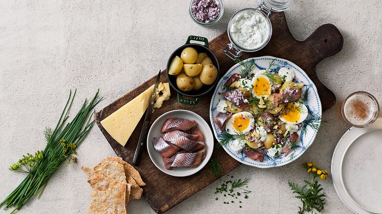 Matjessill och färskpotatis med krämig gräddfilsröra och Västerbottensost. Foto: Fabian Björnstjerna