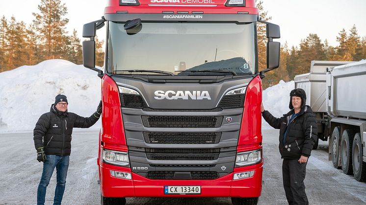 Scania SmartOpen er en ny funksjon som kommer med det nye digitale dashbordet. Ved å slå synkront på samme sted på begge dørene låser bilen seg opp hvis nøkkelen er glemt inne i bilen.
