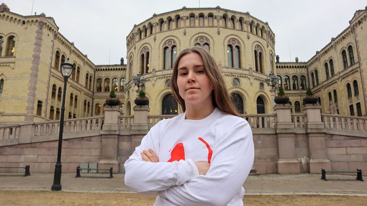 Leder i Changemaker, Naja Amanda Lynge Møretrø, foran Stortinget.