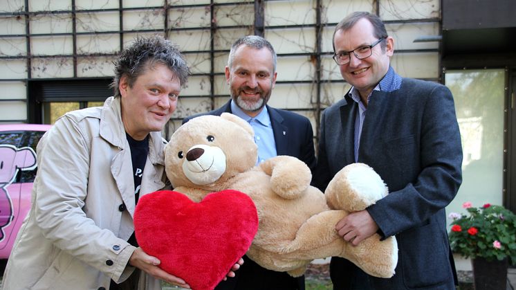 Meigl Hoffmann (Kabarettist), Steven Reitler (Vorstandsmitglied des Fördervereins) und Bert Näther (Geschäftsführer der Farben Schultze GmbH) 