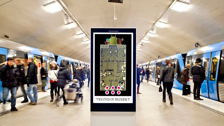Tekniska museet tar ut dataspelet på stan och låter verkligheten invaderas av spelvärlden genom tre interaktiva spelskärmar i Stockholms tunnelbana. Foto Clear Channel