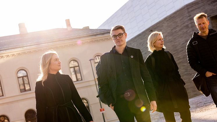 Forfatterne av rapporten fra venstre: Sophie Bruusgaard Jewett (PwC), Erlend Bjørklund (PwC) og ZEROs fagsjef, Stig Schjølset. Her sammen med ZERO-leder, Sigrun Aasland. Foto: Espen Sturlason