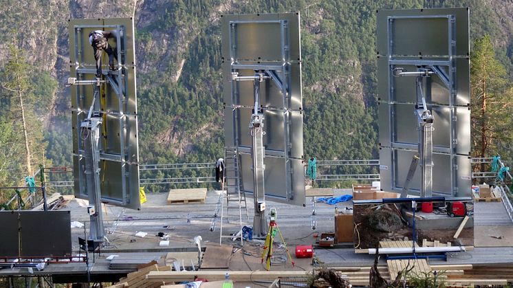 Gigantiska rörliga speglar lyser upp norska Rjukan