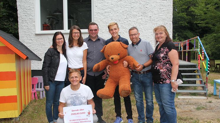 Die Belgershainer Sportfreunde (v.l.n.r.) Kathrin Grimm, Enrico Richter, Marius und Jan Pischer, Veronica Lauschke sowie Gerald Häusler (vorn) übergaben den symbolischen Scheck an Ulrike Herkner von Bärenherz (2.v.l.).