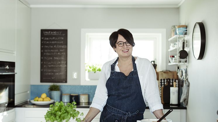 Jubilant denne helgen: Trine Sandberg har jobbet heltid som kokebokforfatter og matblogger i snart tolv år. Foto: Astrid Waller