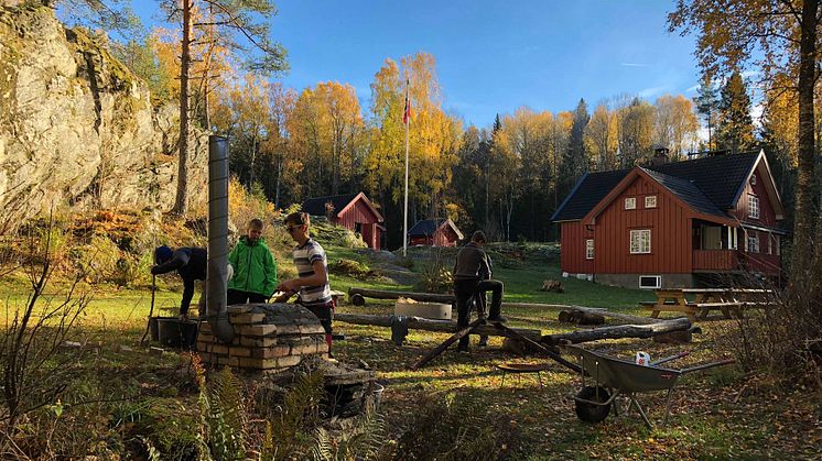 "1. Fredrikstad speidergruppe" får støtte til solcelleprosjekt på speiderhytta. Unge speiderledere som går på tekniske linjer på videregående skole skal være med og gjennomføre prosjektet. (Foto: Hans Jacob Sandberg).