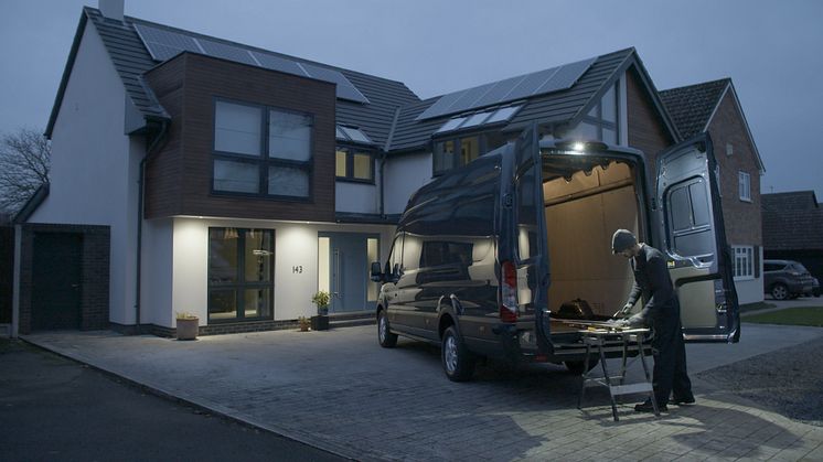 Dank einer leistungsstarken, hoch angebrachten LED-Außenleuchte können beispielsweise Handwerker an dunklen Wintertagen länger im Freien arbeiten