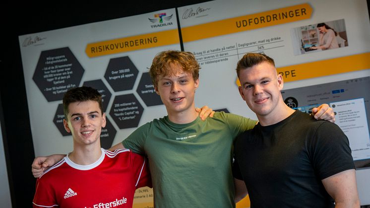 Fra venstre mod højre ses Peter, Tobias og Nikolaj foran deres marketingsmateriale, som de selv har lavet klar til DM i Erhvervscase