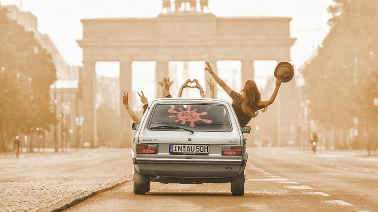 Audi 50 fra Audis historiske samling - foran Brandenburger Tor