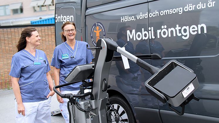 ​Maria Mellqvist, enhetschef på röntgen, och röntgensjuksköterskan Ulrika Lagervall är mycket nöjda med den mobila röntgenapparaten.