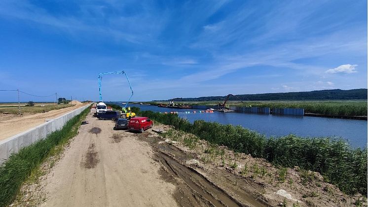 Stor betongleverans till flodbank i polska Elbląg