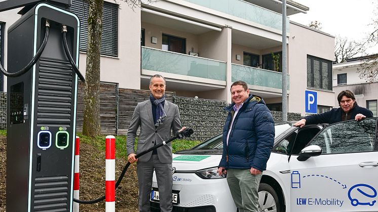 Die Ladeinfrastruktur in Friedberg wird weiter ausgebaut. Im Bild v.l.: Roland Eichmann, Erster Bürgermeister von Friedberg, Michael Smischek und Andreas Schug von den Lechwerken. (Foto: LEW / Thorsten Franzisi)