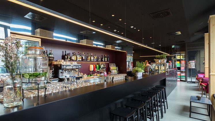 Bar und Eingangsbereich im Meininger Hotel Leipzig Hauptbahnhof