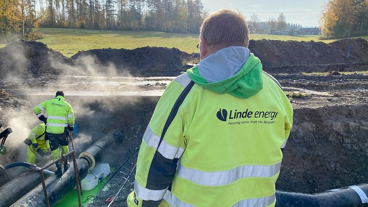 Linde energi reparerar och drar om en del av spillvärmeledningen mellan Frövi och Lindesberg. Foto: Linde energi