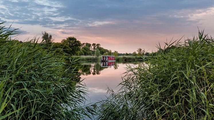 Der Natur ganz nah ist man beim Hausbooturlaub in Brandenburg. Foto: www.BunBo.de