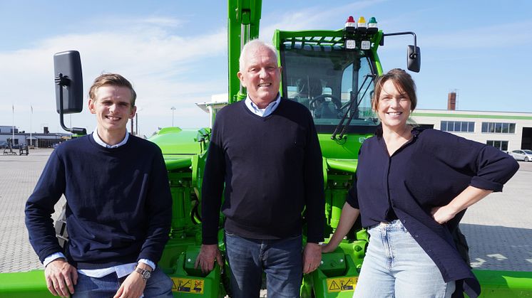 Jakob, Nils-Gunnar och Lina Burge tillsammans framför en Merlo.