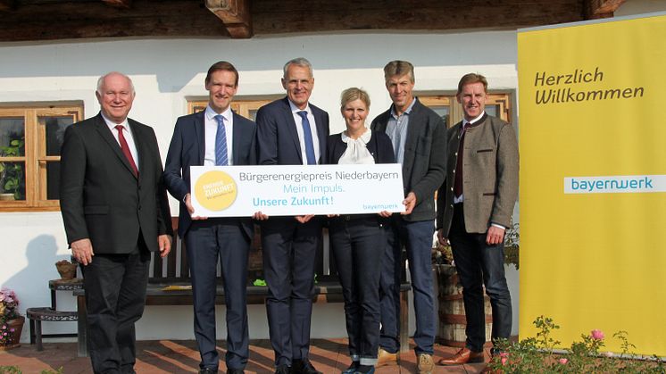 Auftakt zum Bürgerenergiepreis Niederbayern. v.l.: Landrat Heinrich Trapp, Regierungspräsident Rainer Haselbeck, Christoph Henzel vom Bayernwerk, die Vorjahressieger Helga und Anton Sporrer und Bürgermeister Herbert Sporrer.