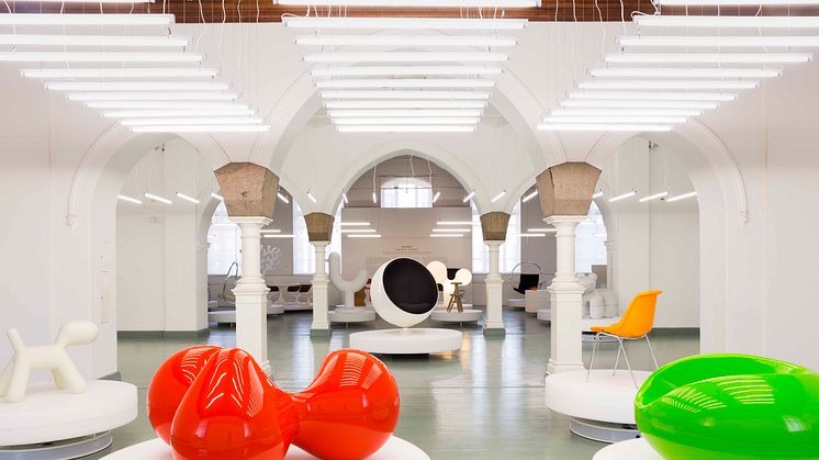 Interiör från utställningen Eero Aarnio på Designmuseet i Helsingfors. Foto: Paavo Lehtonen.​