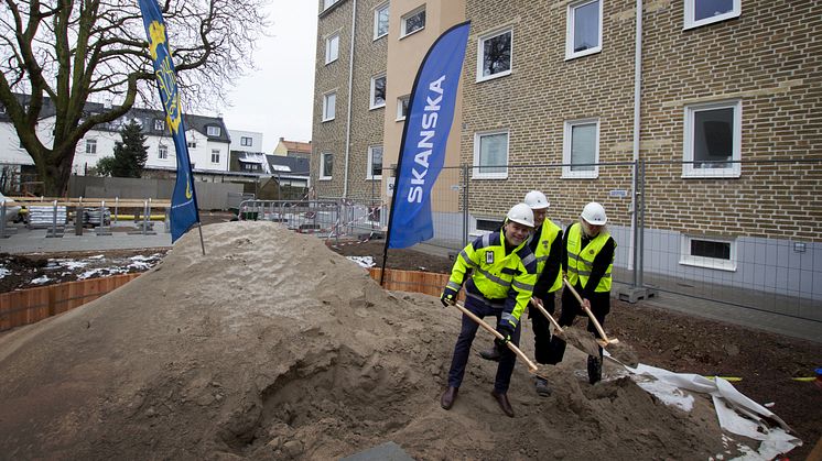 Fredrik Andersson, Skanskas regionchef, Kent Andersson, HSB Malmös ordförande och Ann Kajson Carlqvist, Trelleborgs kommunstyrelses ordförande, tog ett spadtag i sandlådan.