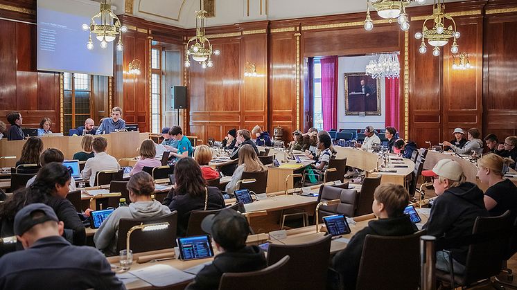 I ungdomsfullmäktige diskuterar och driver ungdomar från hela Göteborg ungas frågor. I årets val kandiderar ett tiotal ungdomar från Bergsjön. Foto: Lo Birgersson