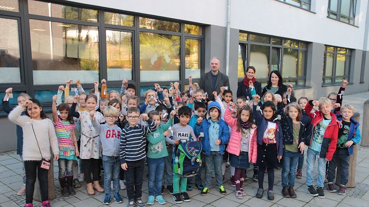 Die Schüler der Grundschule Kruppstraße gehen mit den BLINKIS sicher in die dunkle Jahreszeit