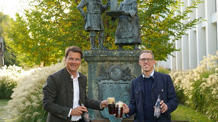 Paulaner Geschäftsführer Dr. Jörg Lehmann stößt mit Christian Dahncke, 1. Braumeister Paulaner Brauerei, auf den European Beer Star Award an