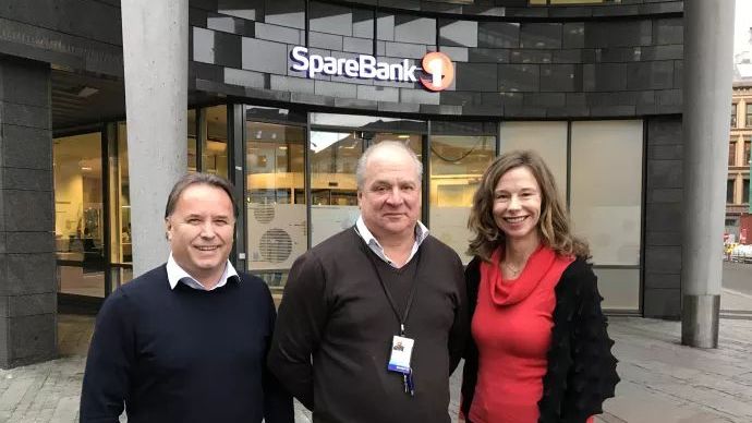 Fornøyde samarbeidspartnere, fra venstre: Nils Finstad, produktutviklingssjef for Facility Services hos Compass Group, Magne Braaten, leder for Fellestjenester hos SpareBank 1 og Audrey Sjøstedt, Key Account Manager hos Eurest.