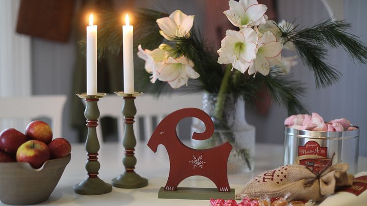 De dekorativa och svensktillverkade julbockarna finns i elva olika färgkombinationer. 