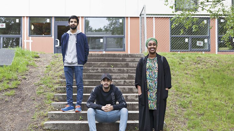 Fra venstre: Hamzah Sajid (22), Saif Khan (22), og Kafia Mohamud (19) jobber som erfaringskonsulenter når Vestre Aker bydel setter i gang Hovseterløftet.