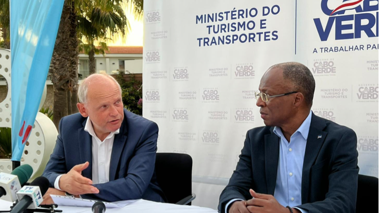 Avsiktsförklaringen undertecknades på av turism- och transportministern Carlos Jorge Duarte Santos (till höger), Sebastian Ebel, CEO för TUI-koncernen (till vänster), samt Thomas Ellerbeck, styrelseordförande för TUI Care Foundation.