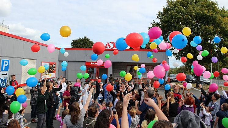 Alla besökare fick vara med och släppa ballongerna vid invigningen. 