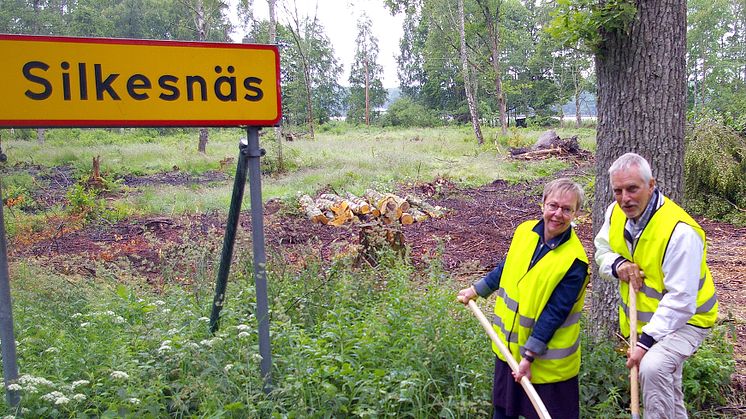 Anita Lindstedt och Hagart Valtersson, vice ordf respektive ordf i samhällsplaneringsnämnden tar första spadtaget