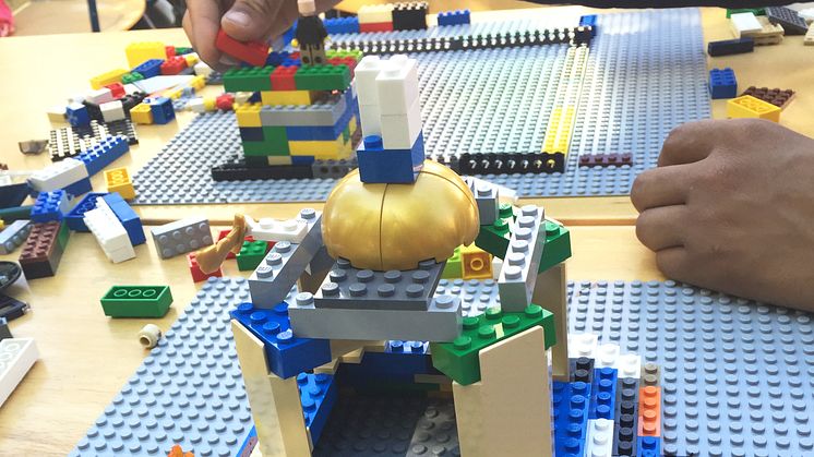 ÖBO använder lego som metod när barnen är med och bygger sin park.