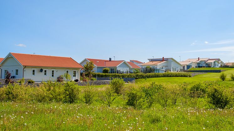 Bostadsområde i Sverige med nylagda tak.