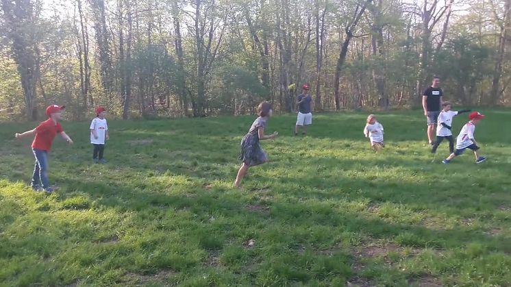 RB-Fußballer kicken im Kinderhospiz Bärenherz mit kleinen Fans um die Wette 